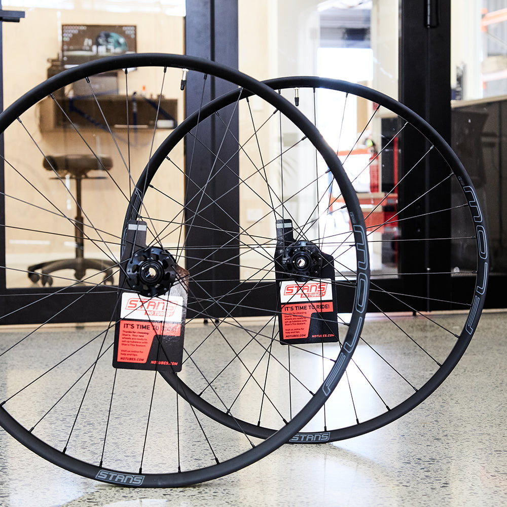 FLOW MK4 ON M-PULSE - 29" WHEELSET - Image 1